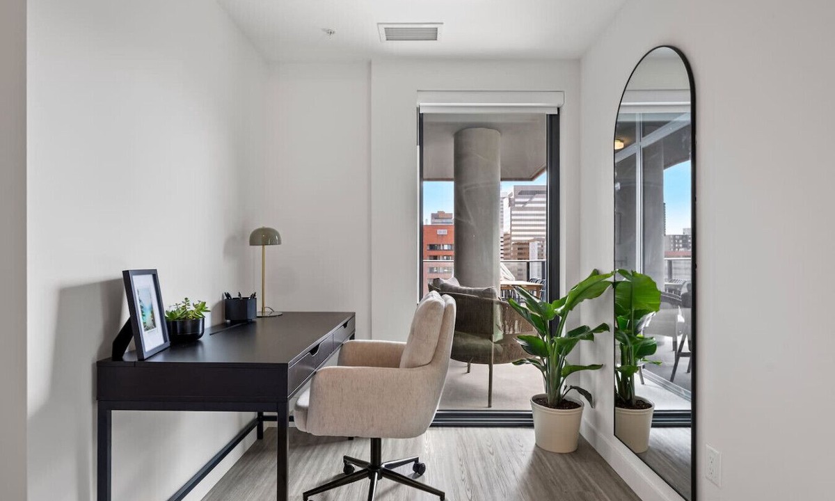 Eau Claire Apartment | The Nile | Gym | Downtown | UG Park | Bow River