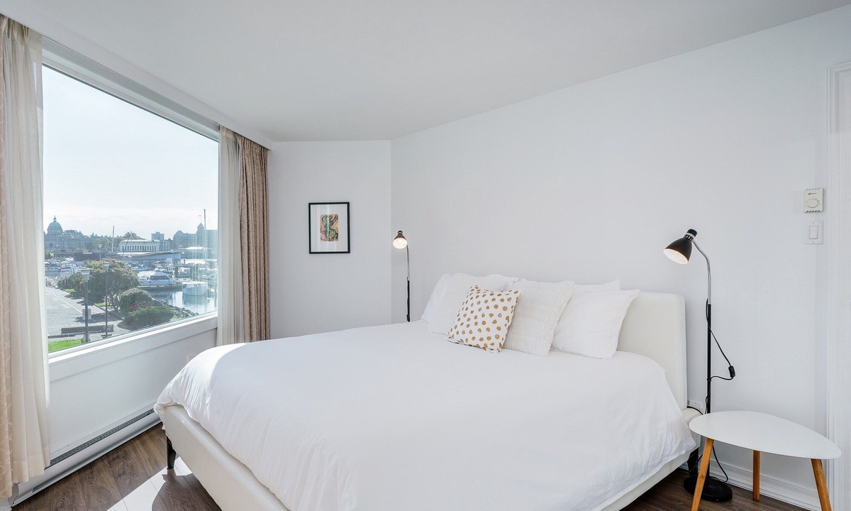 Downtown Victoria Condo | Coastal Charm – Breathtaking Views with Work Desk by Victoria Prime!
