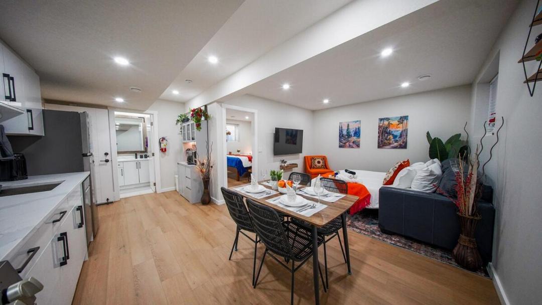 Keith Apartment | Stylish Private Suite, Private Entry, Full Kitchen, Washer & Dryer with Free Parking Near Kananaskis, Camore, Banff, Lake Louise