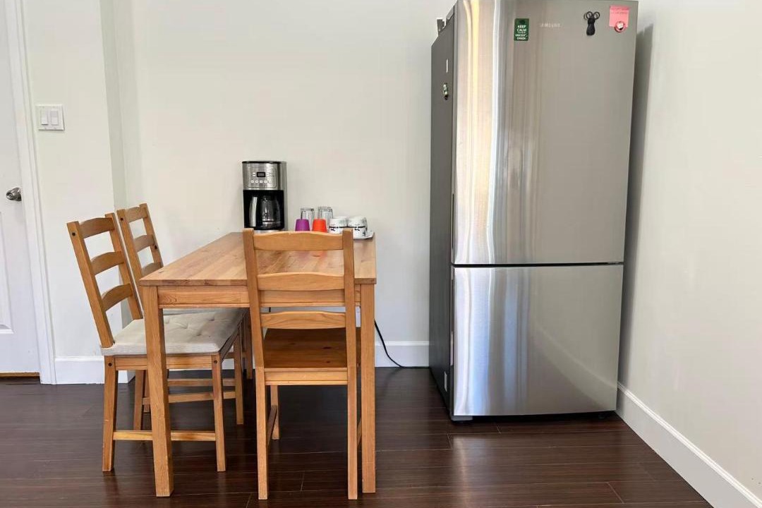 Burnaby House | Spacious 3 Bedroom Suite in Burnaby Free Parking, Full Kitchen, Near Transit