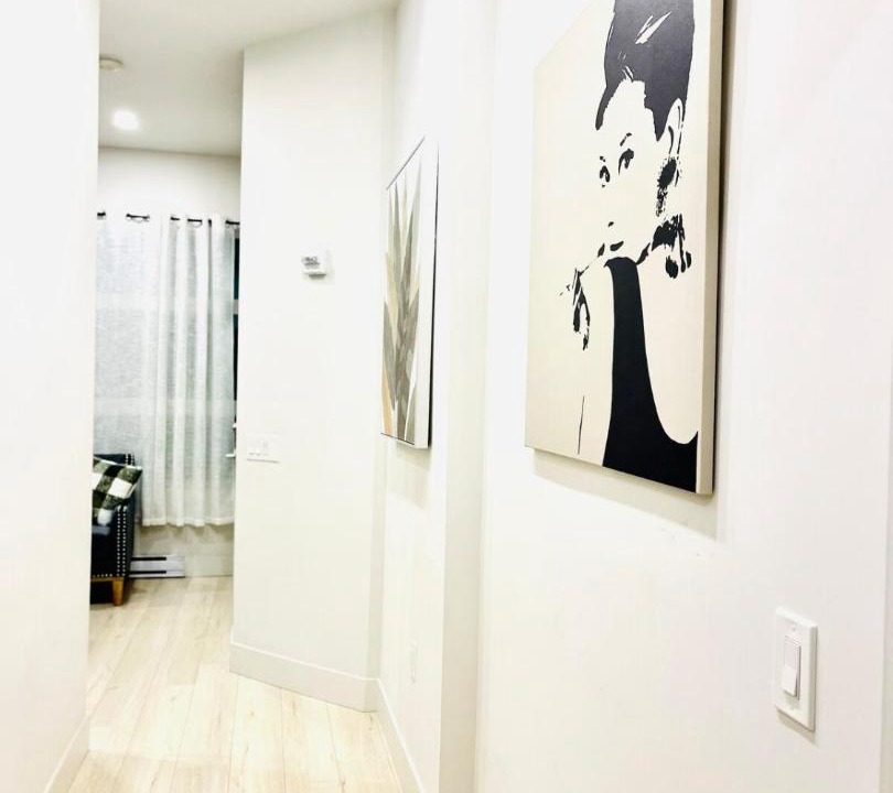 North Vancouver Apartment | Modern Ground Level 1BR Apartment - Prime Location