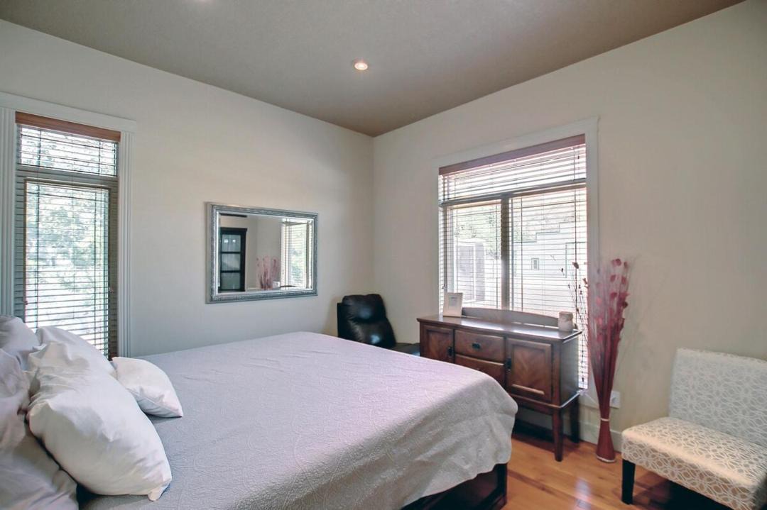 Drumheller House | Coulee Estate - Hot Tub, Pool Table, Sleeps 10