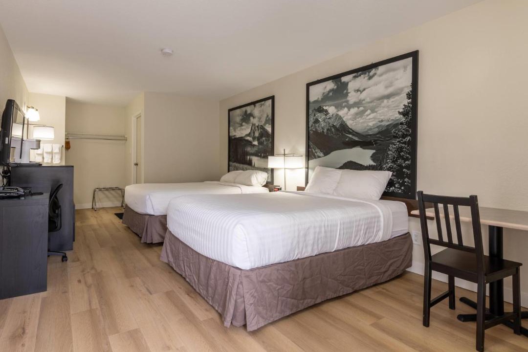 Golden Hotel | Super 8 by Wyndham Golden