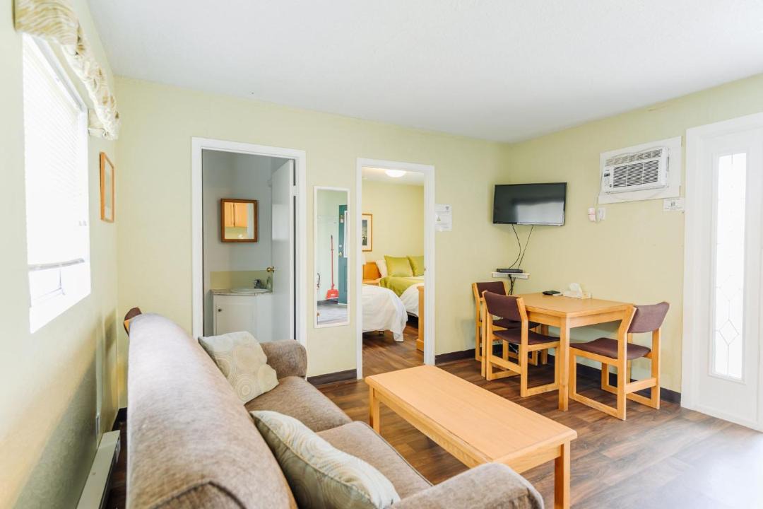 Okanagan-Similkameen Hotel | Suite 15 Green Gables Resort Lake View Retreat