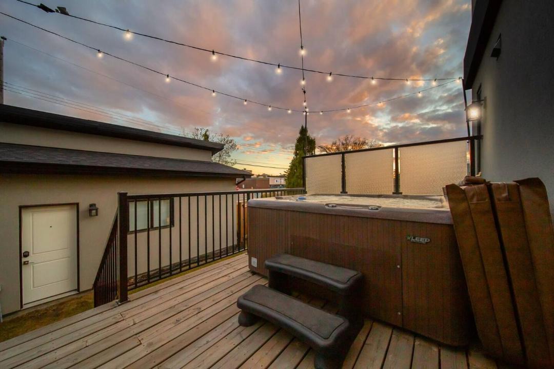 Southside House | Bright Modern Home - King Bed - Free Parking - Fireplace - Fast Wi-Fi - Free Netflix