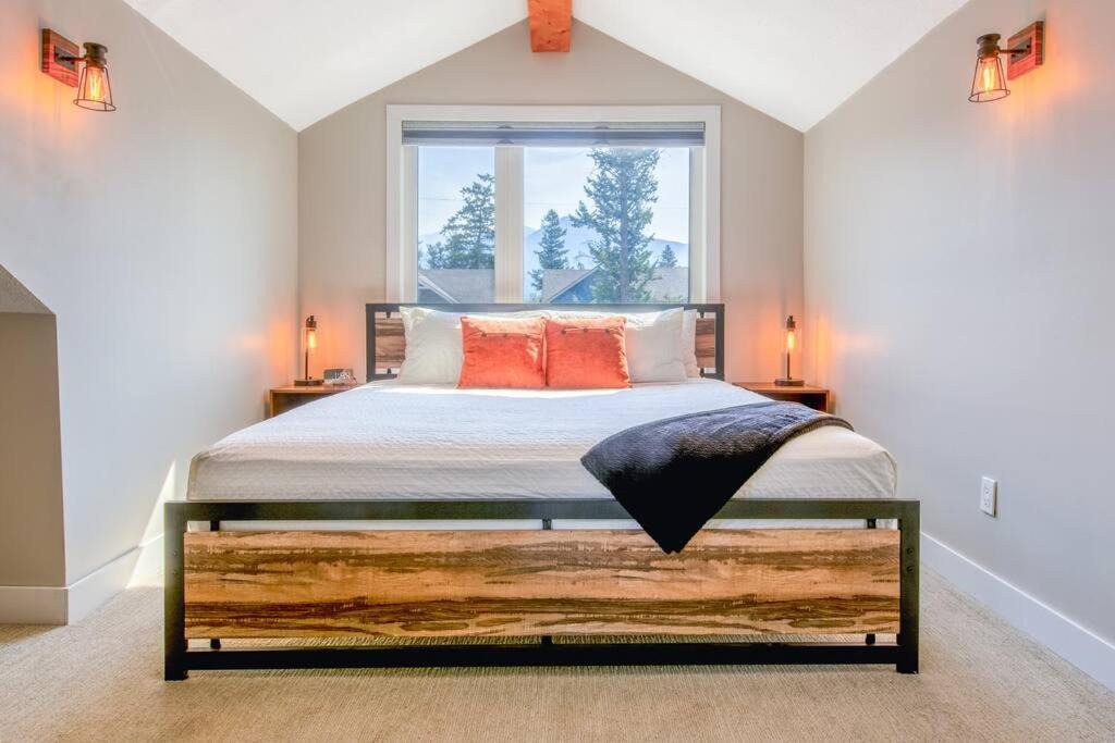 Invermere House | Backyard Oasis Hot Tub, BBQ, Outdoor Bar