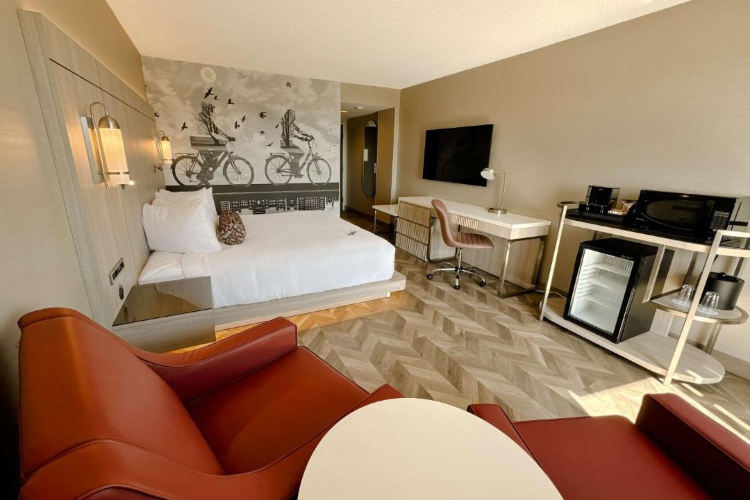 Inner Harbour Hotel | Coast Victoria Hotel & Marina by APA