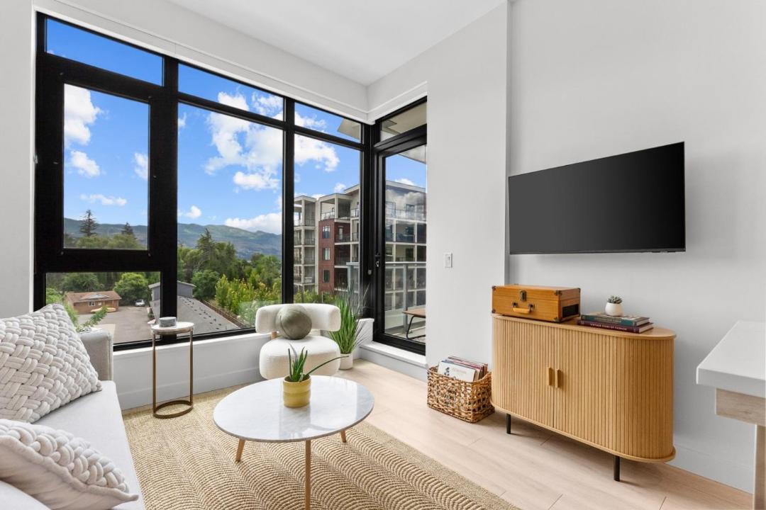 South Pandosy House | AQUA Waterfront Village - 2 Bedroom Luxury Condo