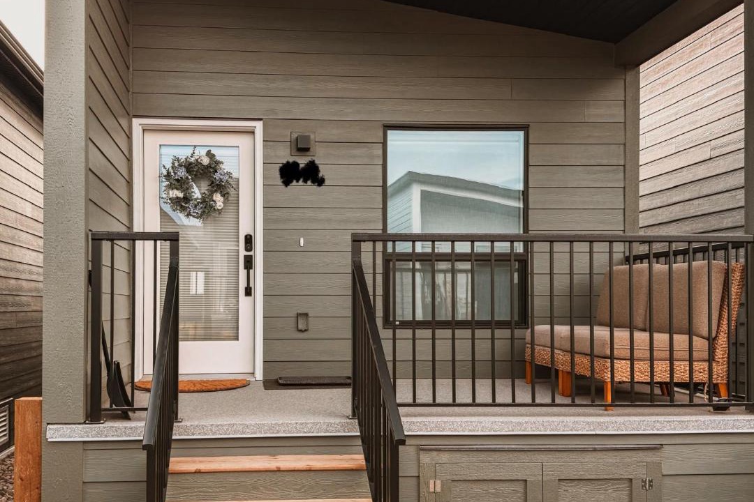 Central Okanagan House | Private Boho Tiny Home - Lakes, Wineries, Hike, Ski