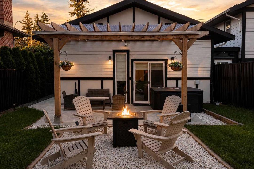 Langley House | 4BR Coach House - Hot Tub Fire Pit & Theatre