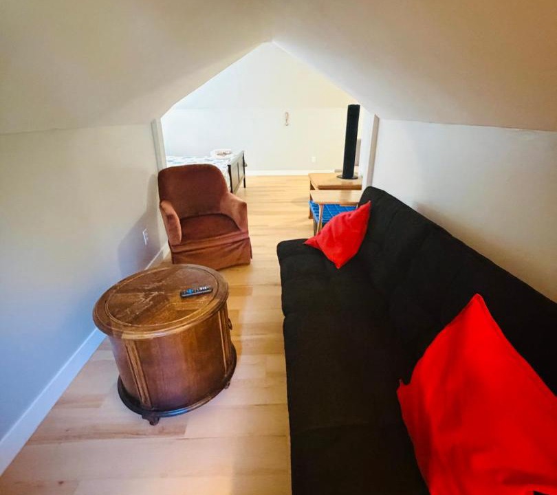 Victoria Apartment | Artistic Apartment Near Downtown