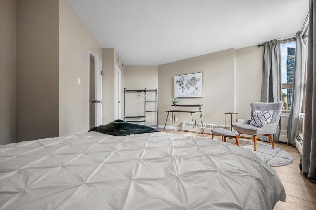 Connaught Apartment | Contemporary, cozy & easy to Rocky Mountains from Calgary !