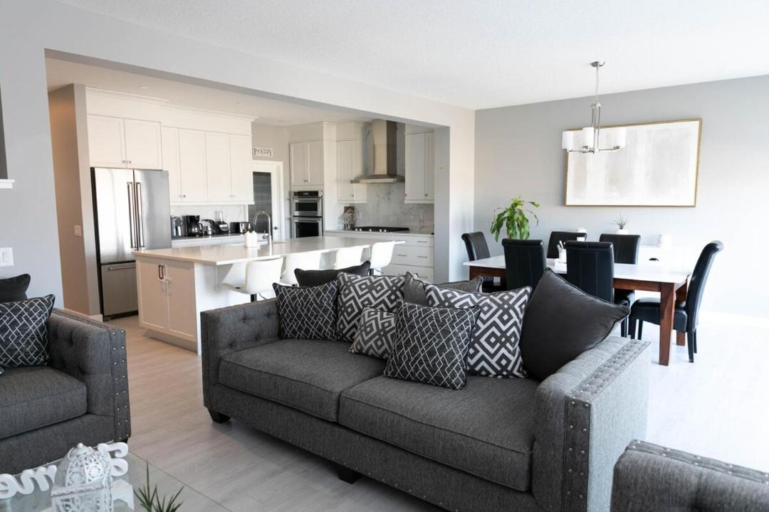 Cochrane House | Scenic Cochrane Family Home