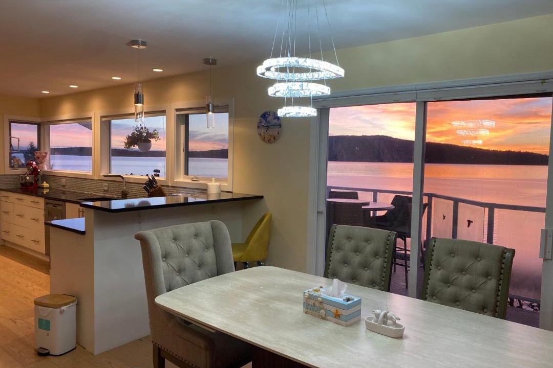 Bamberton House | Beachbreeze Oceanfront 4BR1Den4BA Romantic Sunrise & Celestial Views