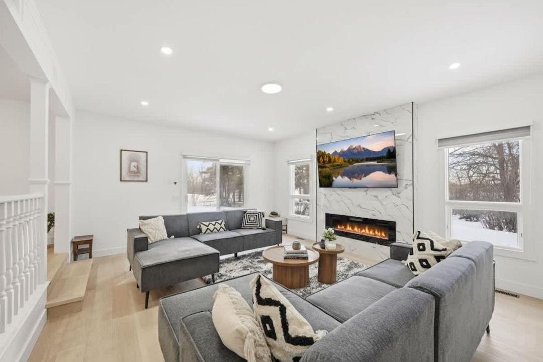 Airdrie House | Executive Acreage 3 King Beds Fireplace AC