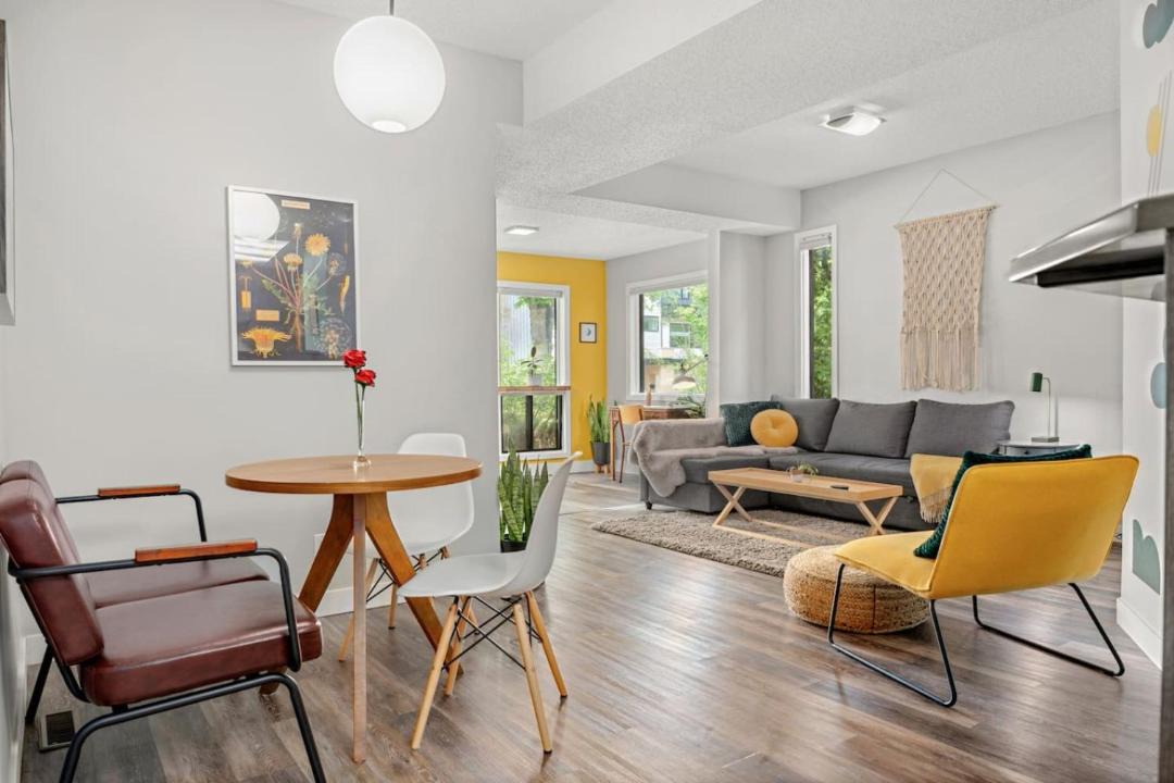 Bridgeland House | Scarlett Manor | Funky 1 BR Century Home-Near DT, C-train