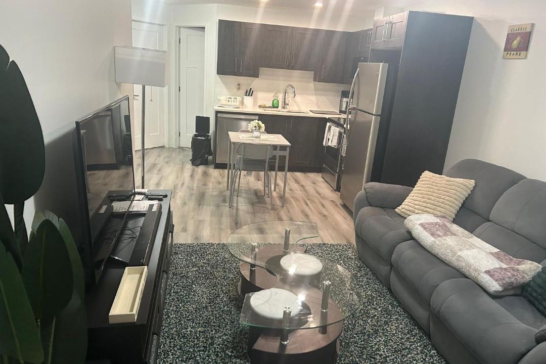 Southeast Calgary Apartment | Cozy Family Suite - Avail for Long Stay