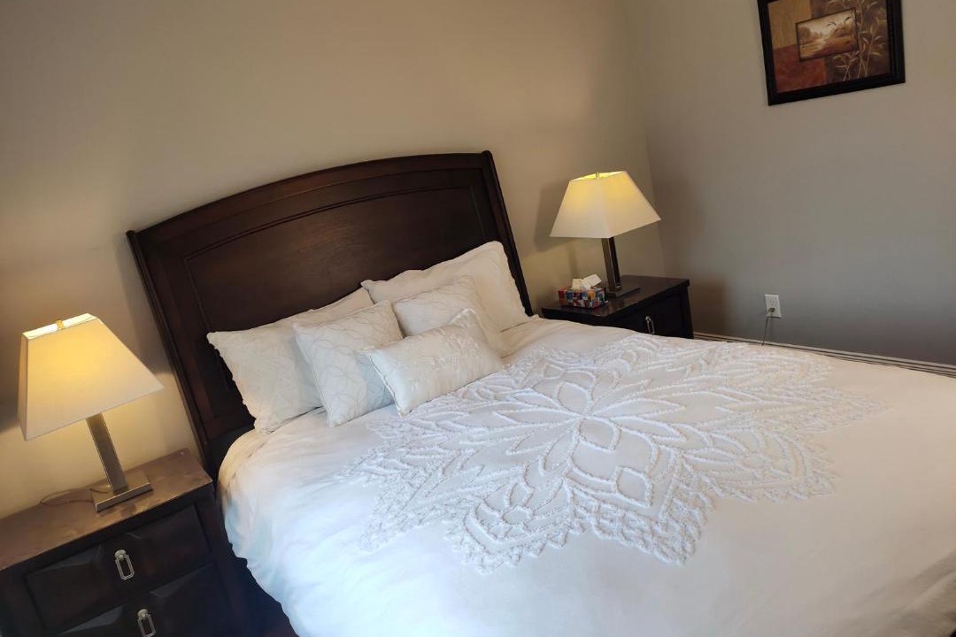 West Kelowna Estates House | Two Bedroom Suite with Private Bathroom and Shared Lounge