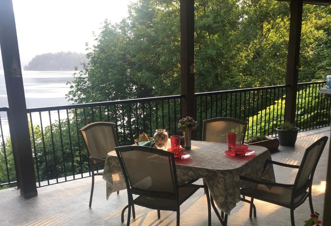 West Porpoise Bay House | Shoreside Private room