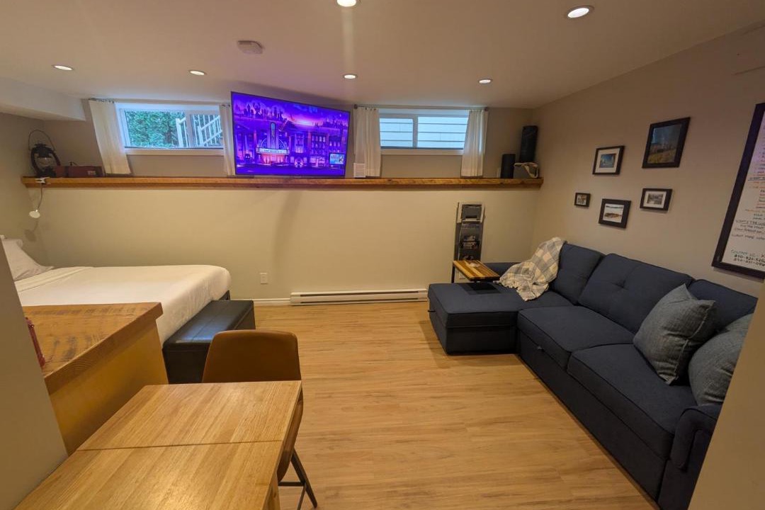 Rossland Apartment | Fresh Studio Apartment in Central Rossland