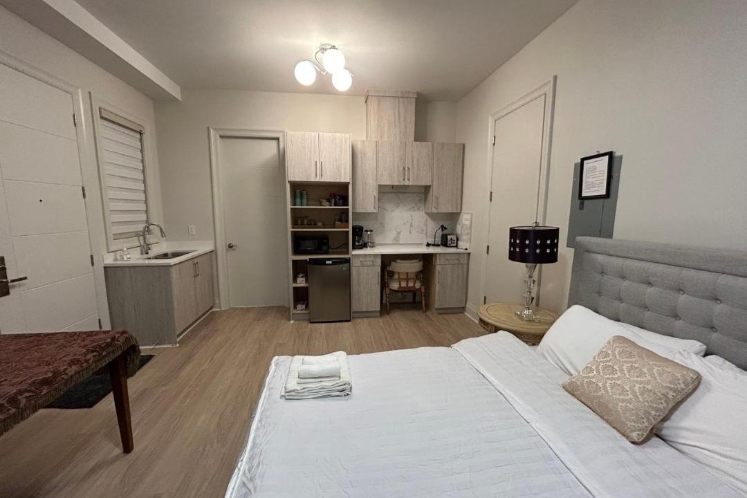 Richmond City Centre Bed & Breakfast | Rose Garden Vacation Studio