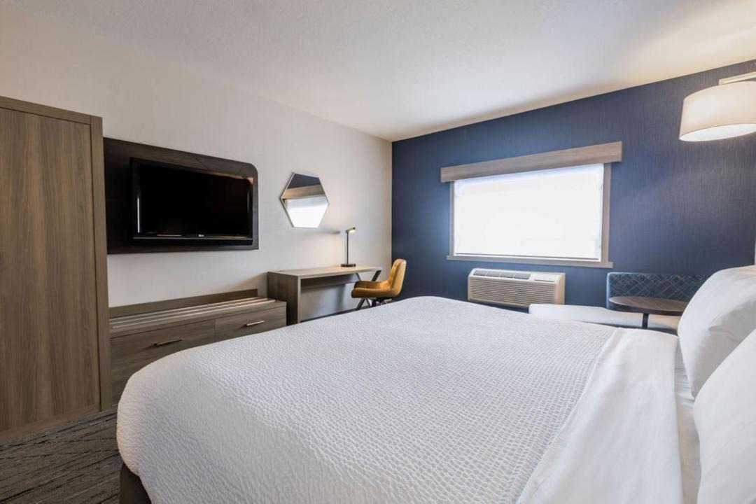 Lake Bonavista Hotel | Holiday Inn Express Calgary South by IHG