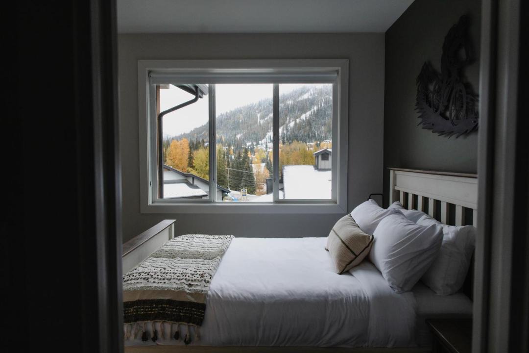 Sun Peaks House | Bike Park and Golf Hot Tub Arcade Sleeps 7
