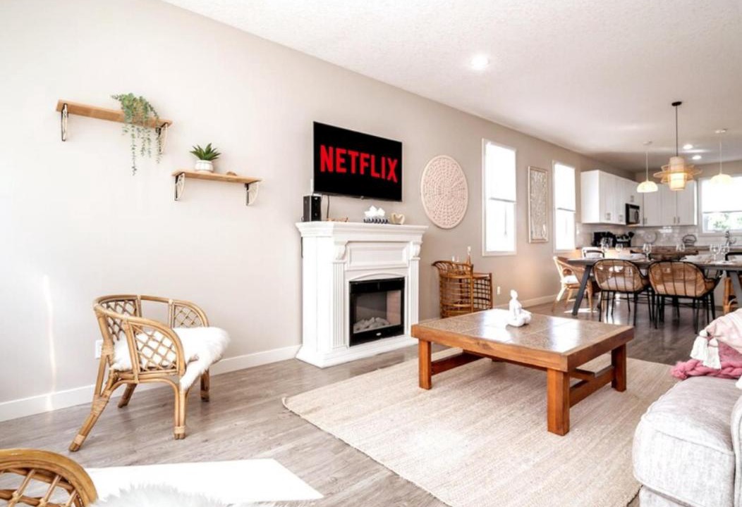 North Central Edmonton Apartment | BoHo House-Sleeps 17-Garage-3 Kitchens-Fireplace