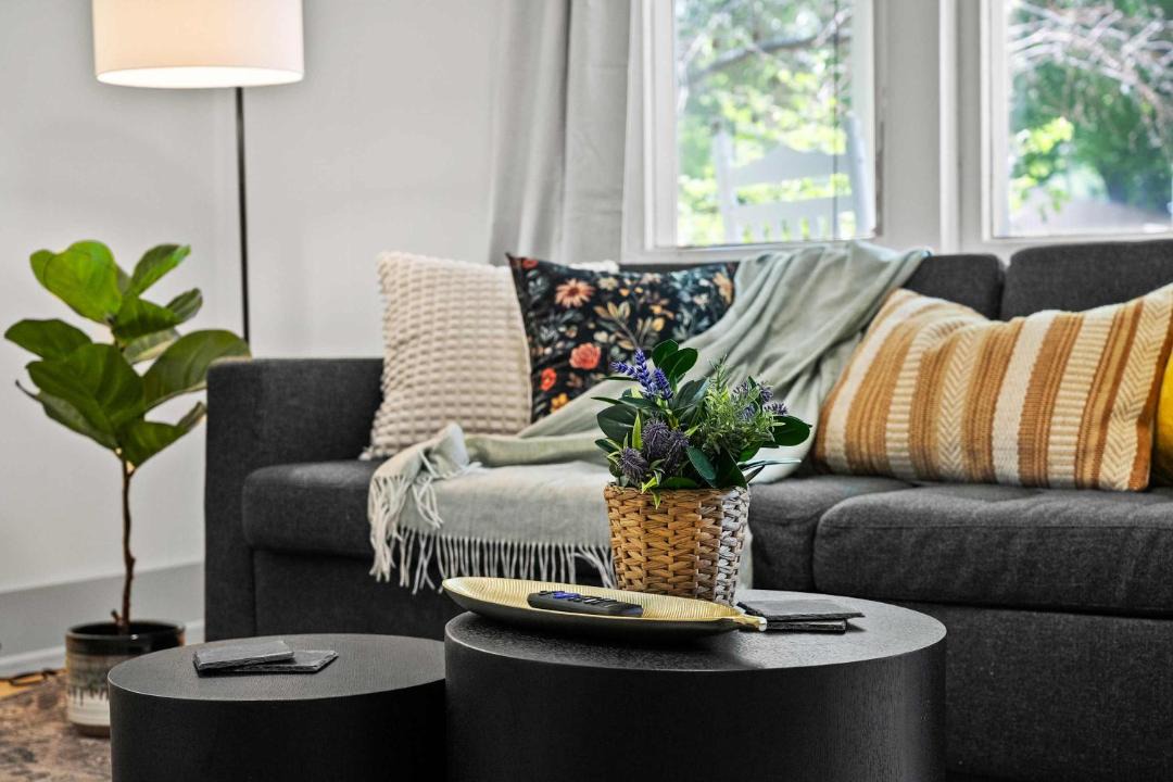 Drumheller House | The Canary 2BR Gem in Downtown Drumheller
