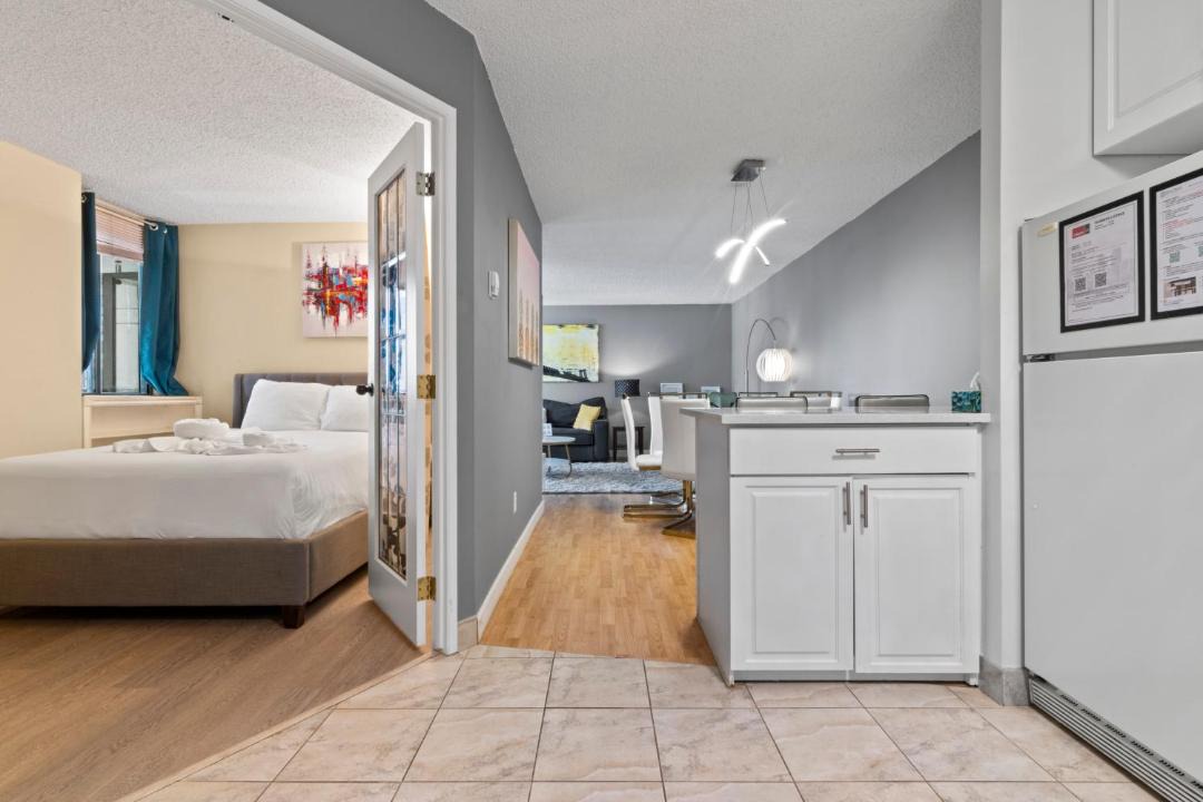 Beltline Apartment | Modern 2 bedroom next to Stampede, 17th w Parking