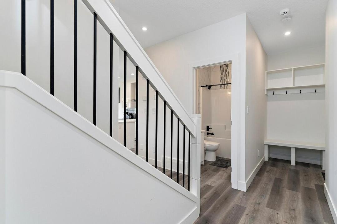 Southwest Edmonton House | The Happy place - Luxurious, Cozy and Modern Home with 4 bedroom Air-condition, Netflix, Free Parking close to Airport and West Edmonton Mall