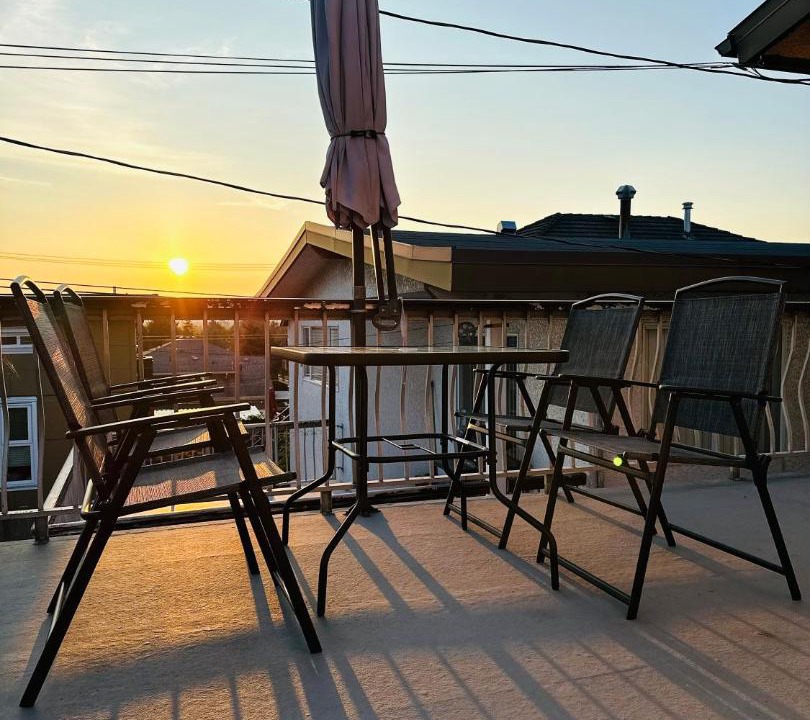 Renfrew-Collingwood House | 4BR Family Spacious Home - Near SkyTrain - Free Parking