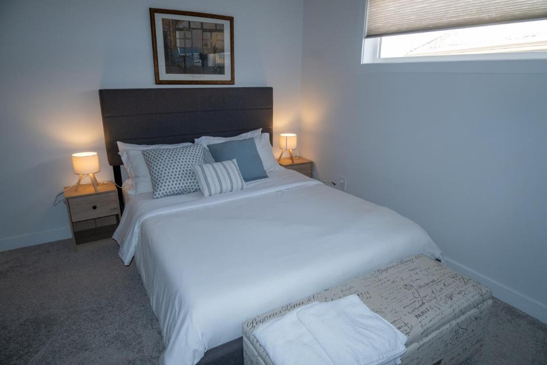 West Edmonton House | Family Home Retreat - 9 mins to WEM - Vintage Arcade-Ping Pong -Air Conditioning