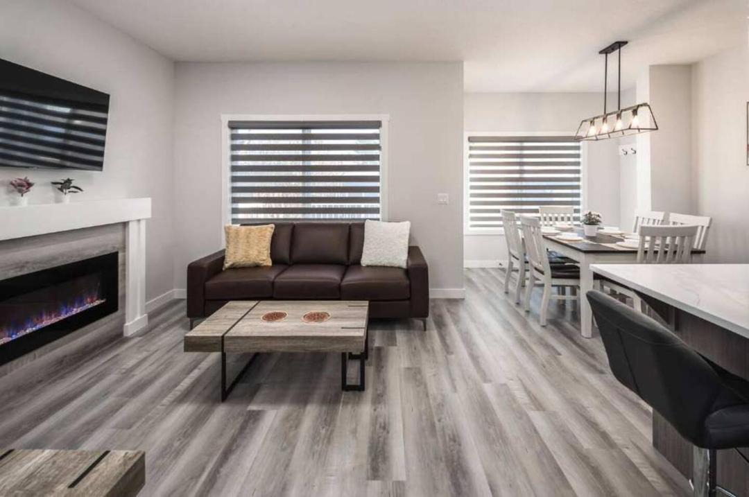 Lynnwood Ridge House | Group Stay, Sleeps 16! 6BR Full Duplex w AC, 2 Kitchens! FREE Banff Pass