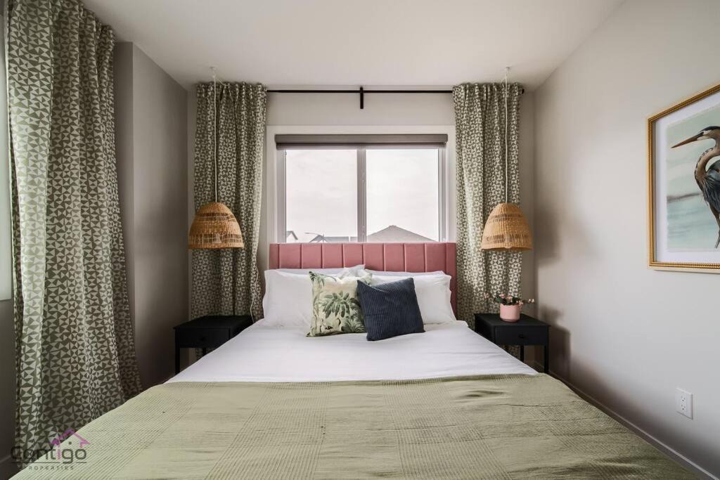 Southwest Edmonton House | The Nest, 3BR, AC, Near YEG Airport, King Bed!