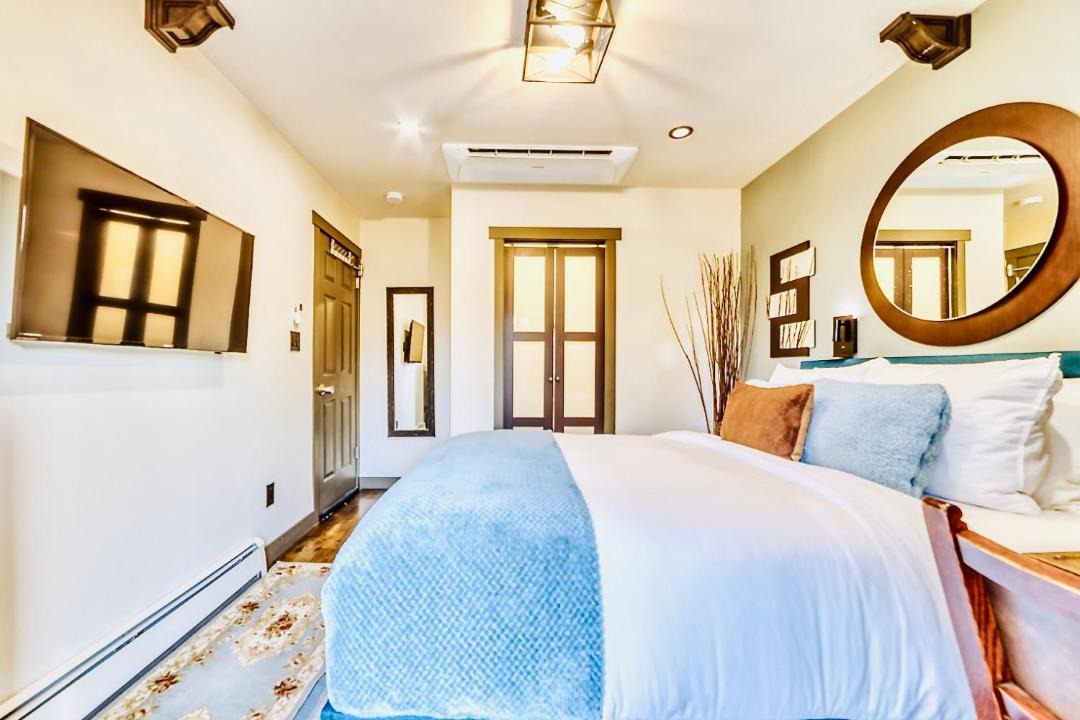 Knight House | Neocolonial Nouveau Kensington Vacation Home
