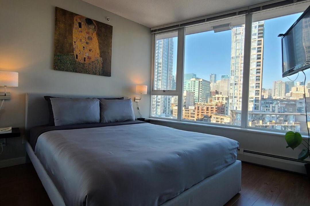 Crosstown Apartment | Charming Abode Downtown Vancouver