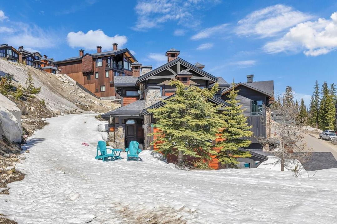 Big White Ski Resort Ski Chalet | Snow Therapy Chalet - Ski In Out, Hot Tub & Mtn View
