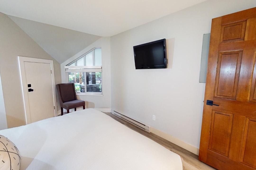 Village North Apartment | Sunpath #36