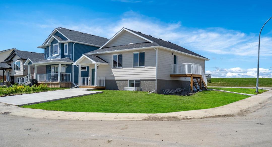 Pincher Creek House | Livingston Way I Sleep 6 I Netflix I Kitchen I TV