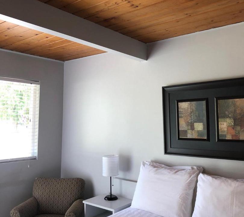 Sicamous Hotel | Pines Motel