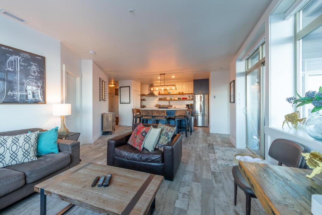 Golden Apartment | Fully Renovated Ski-in/out Loft with Private Hot Tub!