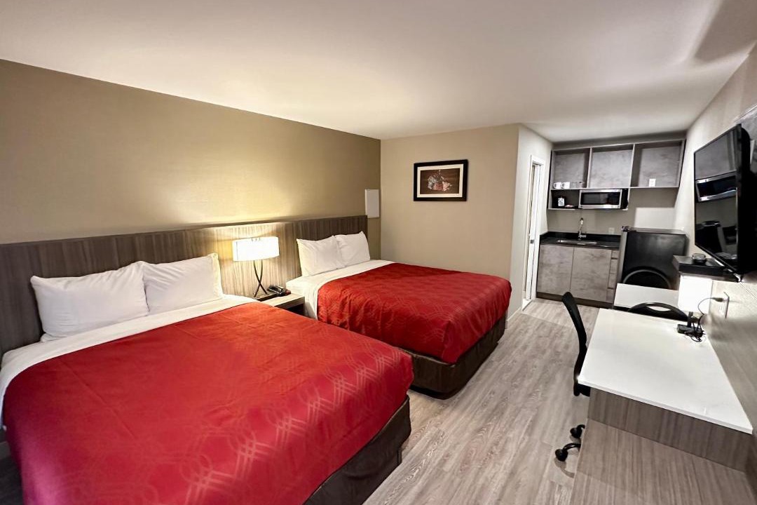 Pincher Creek Hotel | Econo Lodge Inn & Suites Pincher Creek