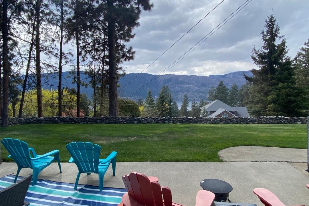 Okanagan Centre Bed & Breakfast | The Blue House Bed and Breakfast