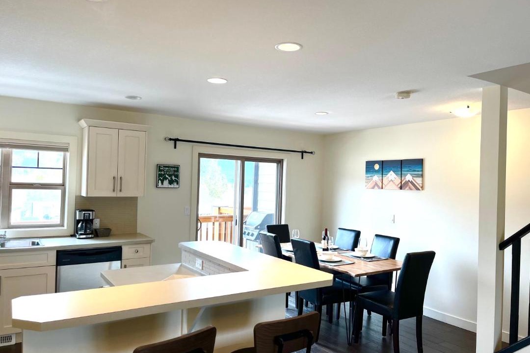 Invermere House | Perfect base Invermere 3bd townhouse mt views with garage