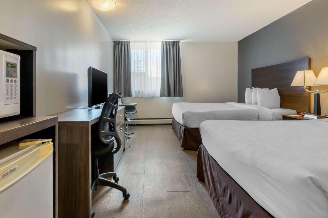 Kingsland Hotel | Super 8 by Wyndham Macleod Trail Calgary