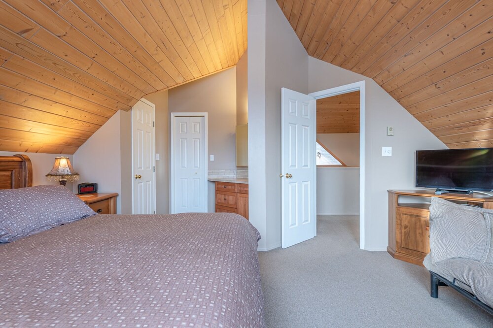 Photo of Bedroom in Silver Star Mountain