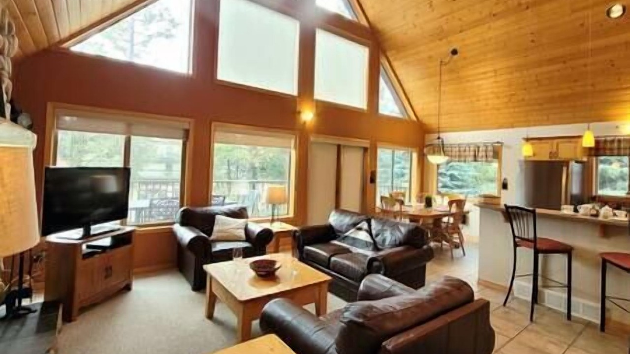 Photo of Livingroom in Radium Hot Springs