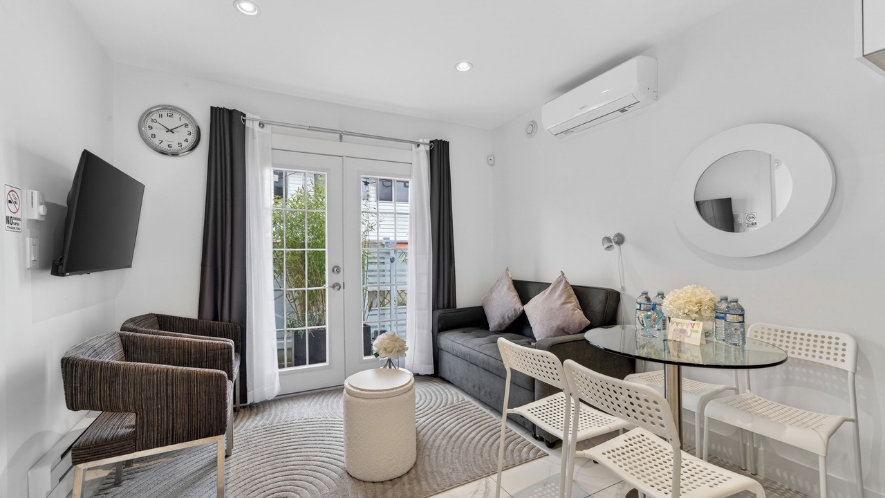 Photo of Livingroom in Renfrew-Collingwood