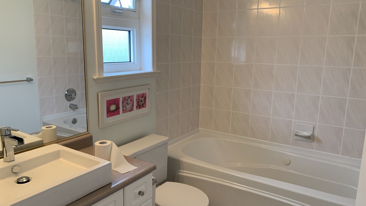 Photo of Bathroom in Saanich East
